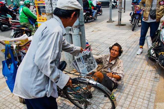 Gặp cụ gi&agrave; lết bằng 2 tay để b&aacute;n b&aacute;o vỉa h&egrave; g&acirc;y x&ocirc;n xao mạng x&atilde; hội: H&ocirc;m nay, b&agrave; tr&uacute;ng số t&igrave;nh thương! - Ảnh 7.