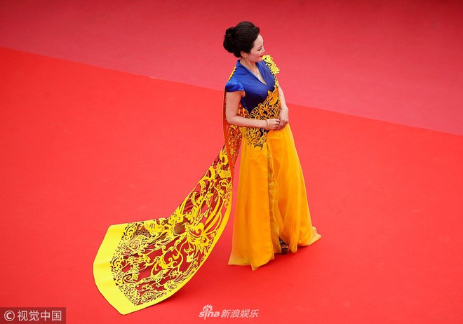 Cannes ngày 2 loạn bởi loạt mỹ nhân vô danh Trung Quốc: Quyết tâm lộ nhũ hoa, mặc long bào bắt chước Phạm Băng Băng - Ảnh 6.