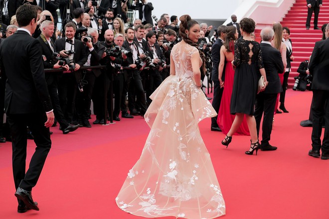 Sau váy áo Lọ Lem, Lý Nhã Kỳ tóc thắt bím hóa Báo đen quyền lực trên thảm đỏ Cannes ngày 2 - Ảnh 7.