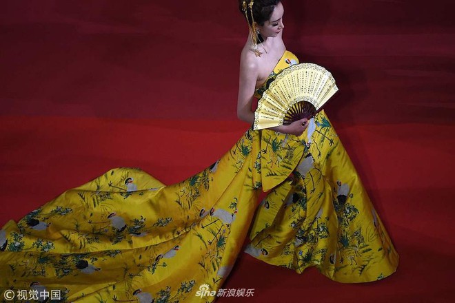 Cannes ngày 2 loạn bởi loạt mỹ nhân vô danh Trung Quốc: Quyết tâm lộ nhũ hoa, mặc long bào bắt chước Phạm Băng Băng - Ảnh 9.