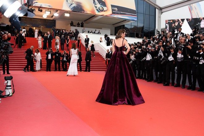 Ng&agrave;y 3 l&ecirc;n thảm đỏ Cannes, L&yacute; Nh&atilde; Kỳ chuyển hẳn sang t&ocirc;ng t&iacute;m từ v&aacute;y &aacute;o đến makeup chuẩn qu&yacute; c&ocirc; thập ni&ecirc;n 80 - Ảnh 6.