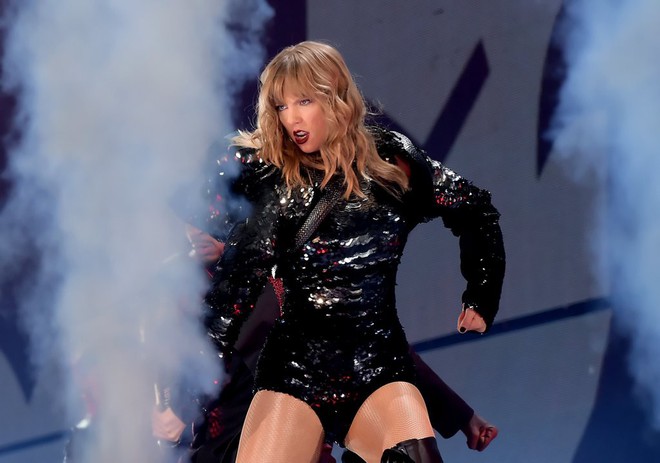 Reputation tour fashion: Taylor Swift changes clothes 9 times, even though she is fat, every outfit she wears is sexy and powerful - Photo 1.