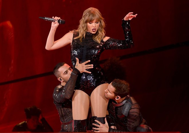 Reputation tour fashion: Taylor Swift changes clothes 9 times, even though she is fat, every outfit she wears is sexy and powerful - Photo 2.