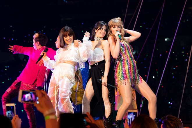 Reputation tour fashion: Taylor Swift changes clothes 9 times, even though she is fat, every outfit she wears is sexy and powerful - Photo 4.