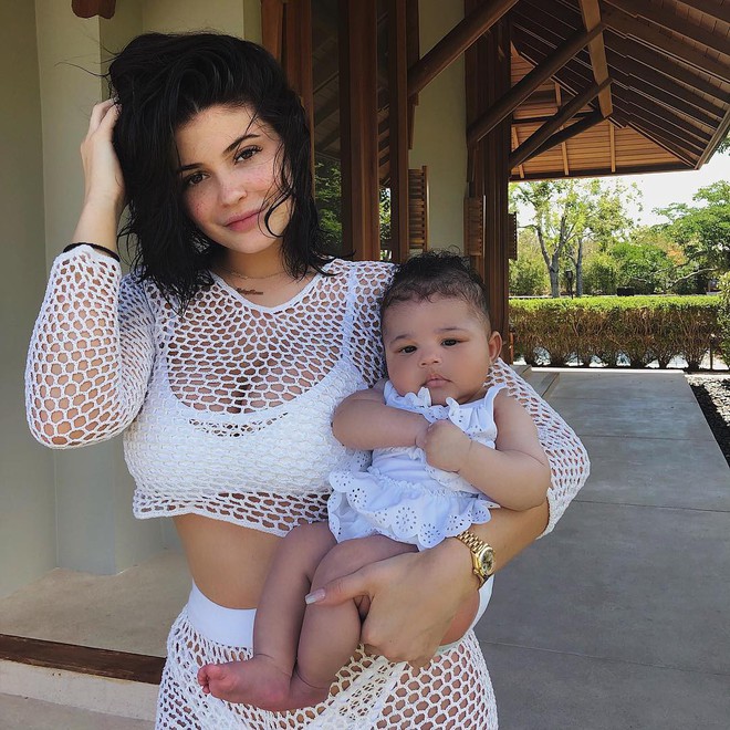 Vừa tròn 3 tháng tuổi, còn chưa biết đồ hiệu là gì mà con gái Kylie Jenner đã được tặng giày nghìn đô - Ảnh 1.