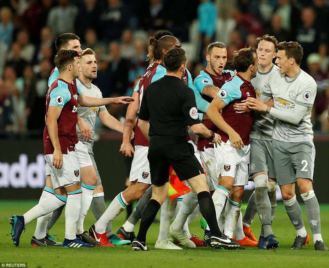 Man Utd ch&iacute;nh thức gi&agrave;nh ng&ocirc;i &Aacute; qu&acirc;n Premier League 2017/18 - Ảnh 9.
