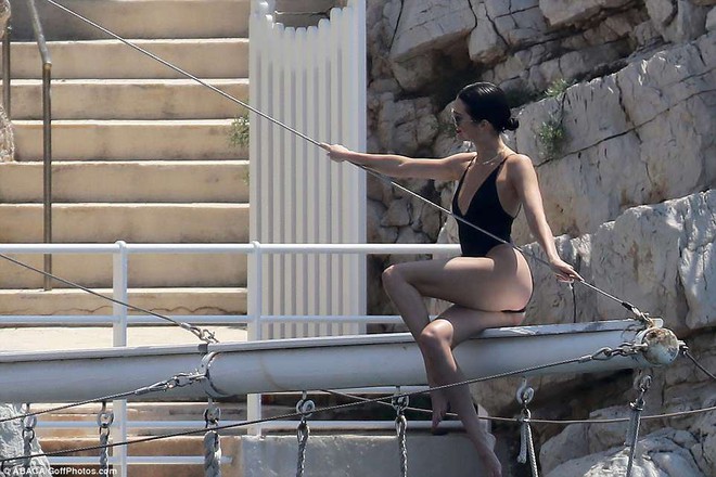 Diện áo tắm khoét hông cao táo bạo, Kendall Jenner khoe body cực gợi cảm tại Cannes - Ảnh 11.