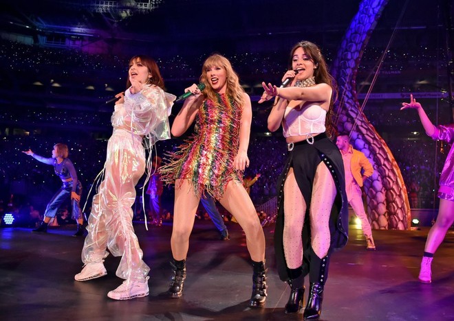 Reputation tour fashion: Taylor Swift changes clothes 9 times, even though she is fat, every outfit she wears is sexy and powerful - Photo 14.