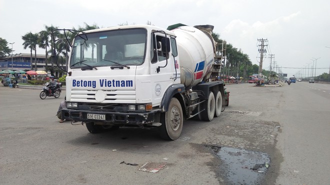 2 người đ&agrave;n &ocirc;ng nhập viện cấp cứu do tai nạn hy hữu tr&ecirc;n đường phố S&agrave;i G&ograve;n - Ảnh 1.