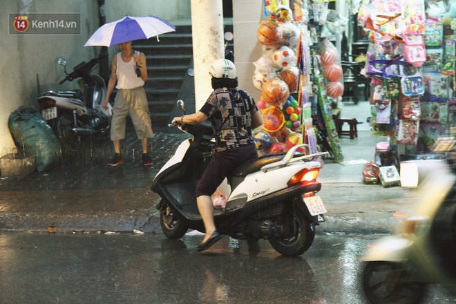 Sau bao ngày nắng nóng đổ lửa, Hà Nội đã có mưa trên diện rộng - Ảnh 8.