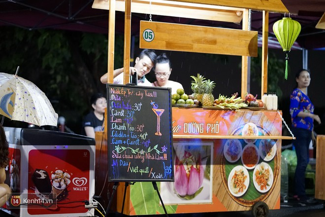 Đại sứ Phạm Sanh Châu ghé thăm phố đi bộ Trịnh Công Sơn trong buổi tối khai mạc - Ảnh 6.