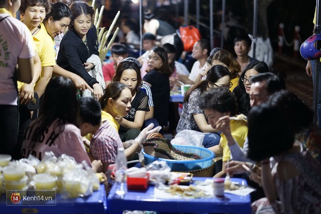 Đại sứ Phạm Sanh Châu ghé thăm phố đi bộ Trịnh Công Sơn trong buổi tối khai mạc - Ảnh 7.