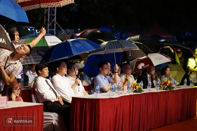 Đại sứ Phạm Sanh Châu ghé thăm phố đi bộ Trịnh Công Sơn trong buổi tối khai mạc - Ảnh 11.