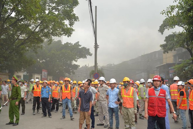 Ch&aacute;y c&ocirc;ng tr&igrave;nh x&acirc;y dựng thuộc Bệnh viện Việt - Ph&aacute;p, h&agrave;ng trăm c&ocirc;ng nh&acirc;n hốt hoảng lấy xe m&aacute;y th&aacute;o chạy - Ảnh 5.