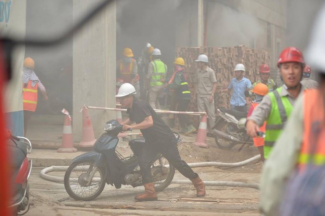 Ch&aacute;y c&ocirc;ng tr&igrave;nh x&acirc;y dựng thuộc Bệnh viện Việt - Ph&aacute;p, h&agrave;ng trăm c&ocirc;ng nh&acirc;n hốt hoảng lấy xe m&aacute;y th&aacute;o chạy - Ảnh 7.