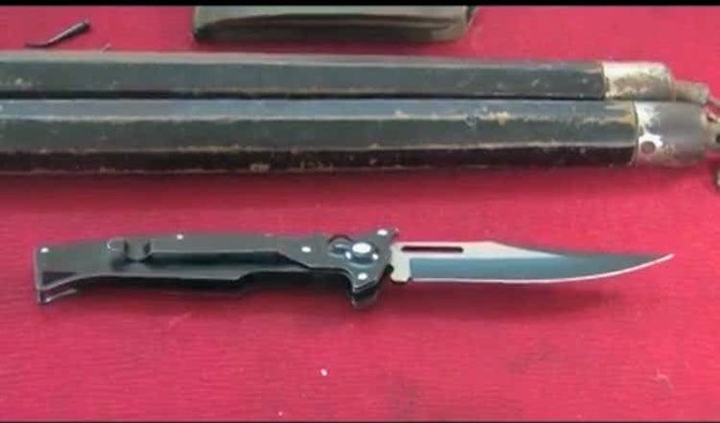 Mang dao đi cướp 33 ngh&igrave;n đồng để trả nợ - Ảnh 2.