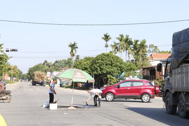 Quảng Nam: Nam thanh niên bị xe tải tông chết do đèn tín hiệu không hoạt động - Ảnh 1.