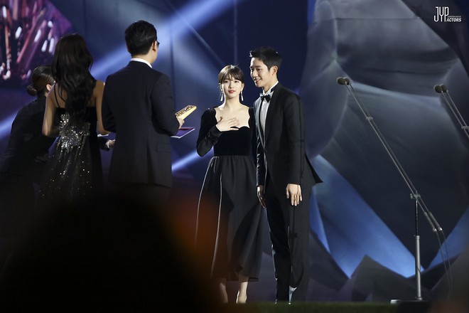 Hình hậu trường nóng hổi của Suzy tại Baeksang: Sải bước ở hầm để xe mà sang như bà hoàng, đẹp hơn cả đi thảm đỏ - Ảnh 25.