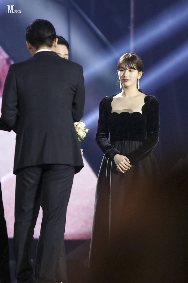 Hình hậu trường nóng hổi của Suzy tại Baeksang: Sải bước ở hầm để xe mà sang như bà hoàng, đẹp hơn cả đi thảm đỏ - Ảnh 26.