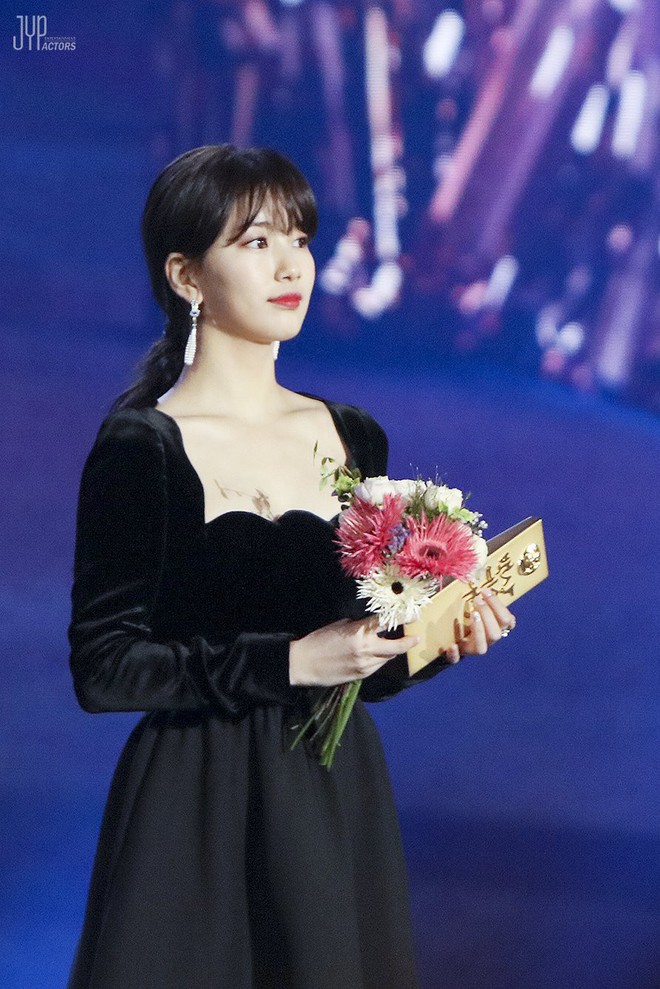 Hình hậu trường nóng hổi của Suzy tại Baeksang: Sải bước ở hầm để xe mà sang như bà hoàng, đẹp hơn cả đi thảm đỏ - Ảnh 28.