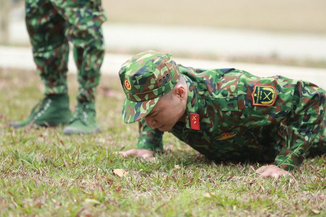 Sao nhập ngũ: Bảo Kun bực mình vì không thể lên xà, chống đẩy, báo cáo - Ảnh 7.