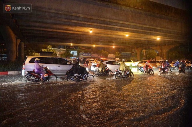 Mưa lớn kéo dài khiến đường phố Hà Nội hóa thành sông, nhiều người khốn đốn vì xe chết máy - Ảnh 3.