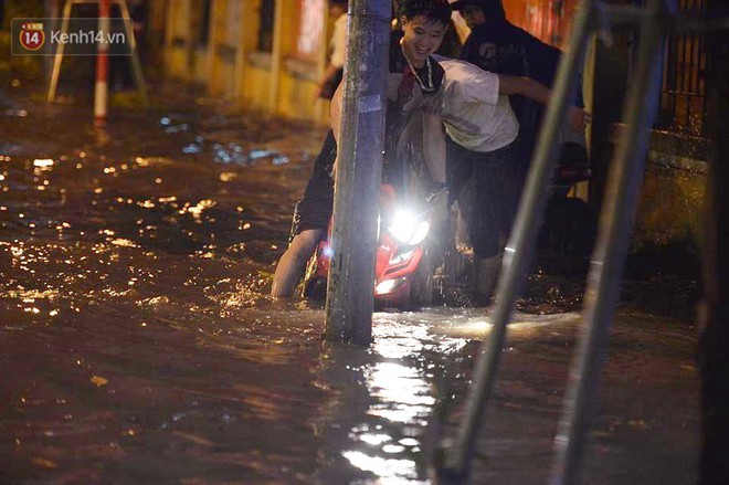 Chùm ảnh: Giao thông qua đường Nguyễn Trãi tê liệt sau cơn mưa lớn như trút nước tối 12/5 - Ảnh 14.