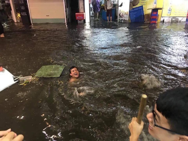 Ng&agrave;y H&agrave; Nội ngập: Tủ lạnh tr&ocirc;i bập bềnh, thanh ni&ecirc;n bơi giữa phố c&ograve;n xe sang đứng im m&agrave; chịu trận - Ảnh 1.