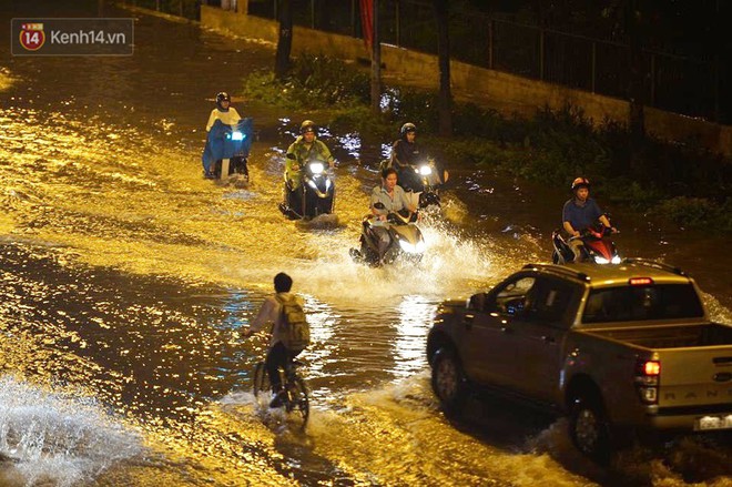 Chùm ảnh: Giao thông qua đường Nguyễn Trãi tê liệt sau cơn mưa lớn như trút nước tối 12/5 - Ảnh 9.