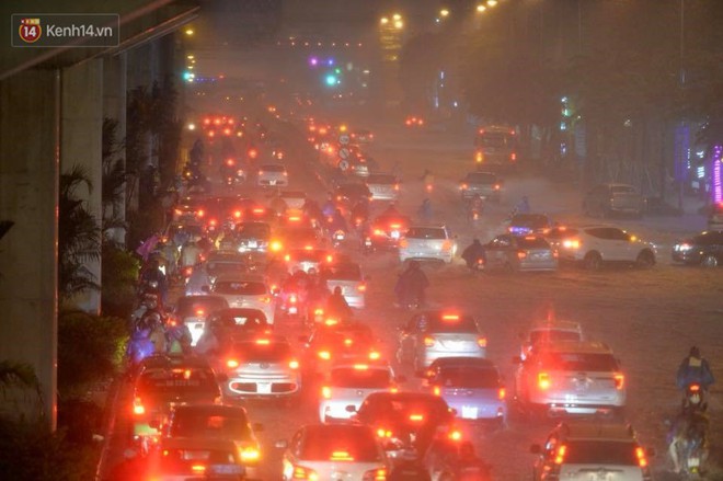 Mưa lớn kéo dài khiến đường phố Hà Nội hóa thành sông, nhiều người khốn đốn vì xe chết máy - Ảnh 7.