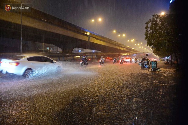 Mưa lớn kéo dài khiến đường phố Hà Nội hóa thành sông, nhiều người khốn đốn vì xe chết máy - Ảnh 9.