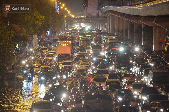 Chùm ảnh: Giao thông qua đường Nguyễn Trãi tê liệt sau cơn mưa lớn như trút nước tối 12/5 - Ảnh 10.