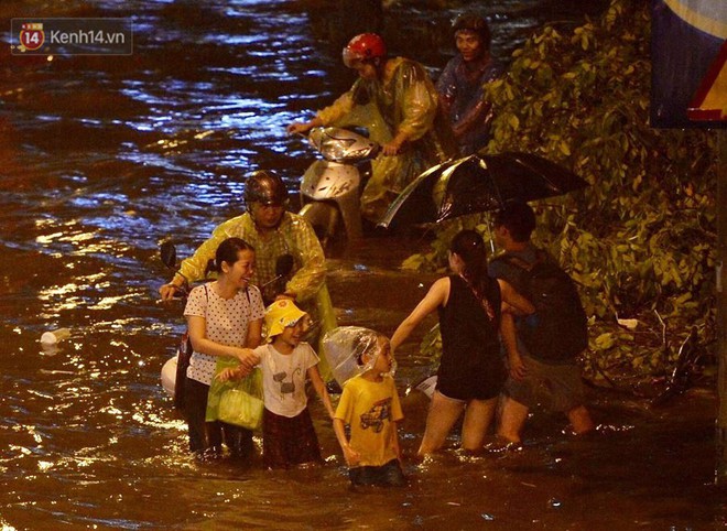 Chùm ảnh: Giao thông qua đường Nguyễn Trãi tê liệt sau cơn mưa lớn như trút nước tối 12/5 - Ảnh 13.