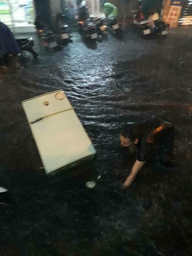 Ng&agrave;y H&agrave; Nội ngập: Tủ lạnh tr&ocirc;i bập bềnh, thanh ni&ecirc;n bơi giữa phố c&ograve;n xe sang đứng im m&agrave; chịu trận - Ảnh 2.