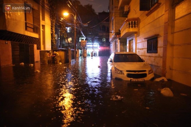 Mưa lớn kéo dài khiến đường phố Hà Nội hóa thành sông, nhiều người khốn đốn vì xe chết máy - Ảnh 16.