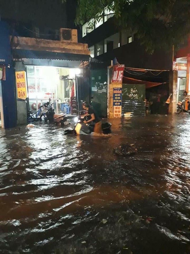 Ng&agrave;y H&agrave; Nội ngập: Tủ lạnh tr&ocirc;i bập bềnh, thanh ni&ecirc;n bơi giữa phố c&ograve;n xe sang đứng im m&agrave; chịu trận - Ảnh 5.