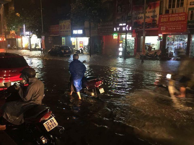 Ng&agrave;y H&agrave; Nội ngập: Tủ lạnh tr&ocirc;i bập bềnh, thanh ni&ecirc;n bơi giữa phố c&ograve;n xe sang đứng im m&agrave; chịu trận - Ảnh 7.