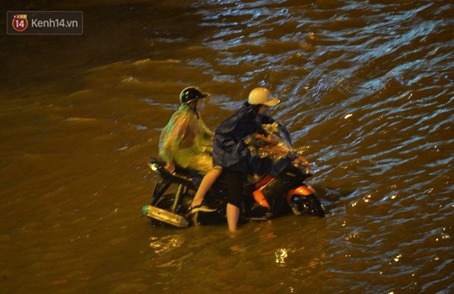 Chùm ảnh: Giao thông qua đường Nguyễn Trãi tê liệt sau cơn mưa lớn như trút nước tối 12/5 - Ảnh 7.