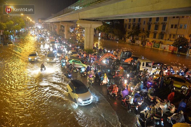 Chùm ảnh: Giao thông qua đường Nguyễn Trãi tê liệt sau cơn mưa lớn như trút nước tối 12/5 - Ảnh 2.