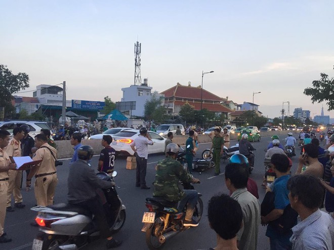 TP.HCM: Xe biển xanh cán chết nữ công nhân trên đại lộ Phạm Văn Đồng, người thân gào khóc thảm thiết - Ảnh 2.