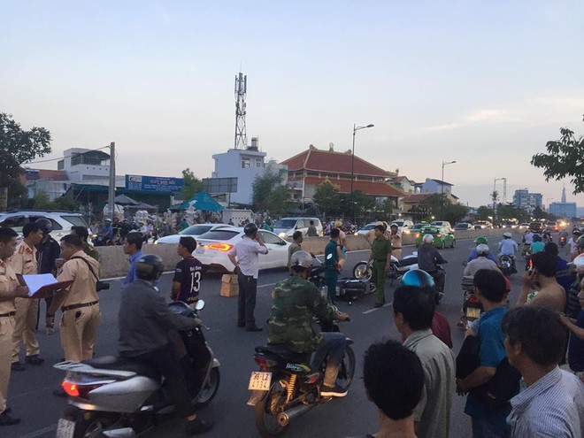 TP.HCM: Xe biển xanh c&aacute;n chết nữ c&ocirc;ng nh&acirc;n tr&ecirc;n đại lộ Phạm Văn Đồng, người th&acirc;n g&agrave;o kh&oacute;c thảm thiết - Ảnh 2.