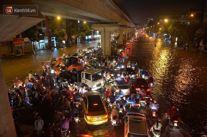 Chùm ảnh: Giao thông qua đường Nguyễn Trãi tê liệt sau cơn mưa lớn như trút nước tối 12/5 - Ảnh 3.