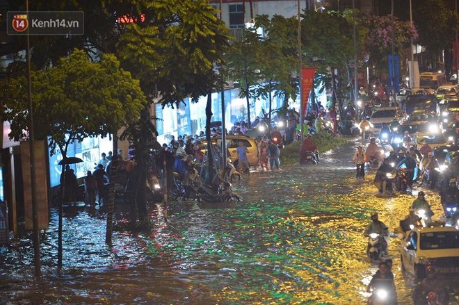 Chùm ảnh: Giao thông qua đường Nguyễn Trãi tê liệt sau cơn mưa lớn như trút nước tối 12/5 - Ảnh 12.