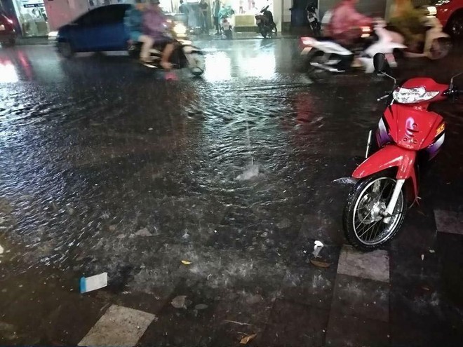 Ng&agrave;y H&agrave; Nội ngập: Tủ lạnh tr&ocirc;i bập bềnh, thanh ni&ecirc;n bơi giữa phố c&ograve;n xe sang đứng im m&agrave; chịu trận - Ảnh 6.