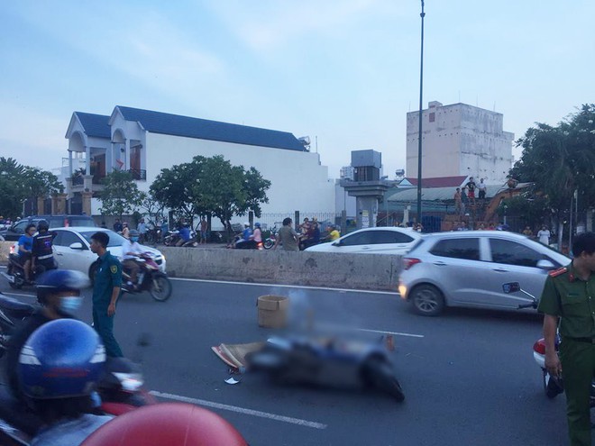 TP.HCM: Xe biển xanh cán chết nữ công nhân trên đại lộ Phạm Văn Đồng, người thân gào khóc thảm thiết - Ảnh 1.