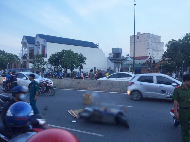 TP.HCM: Xe biển xanh c&aacute;n chết nữ c&ocirc;ng nh&acirc;n tr&ecirc;n đại lộ Phạm Văn Đồng, người th&acirc;n g&agrave;o kh&oacute;c thảm thiết - Ảnh 1.