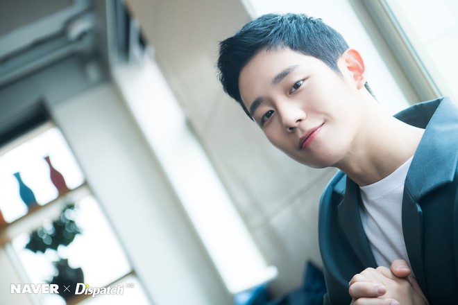 Dispatch tung bộ ảnh zoom đến từng lỗ ch&acirc;n l&ocirc;ng của Jung Hae In: Đẳng cấp mỹ nam khiến chị đẹp m&ecirc; mẩn l&agrave; đ&acirc;y? - Ảnh 13.