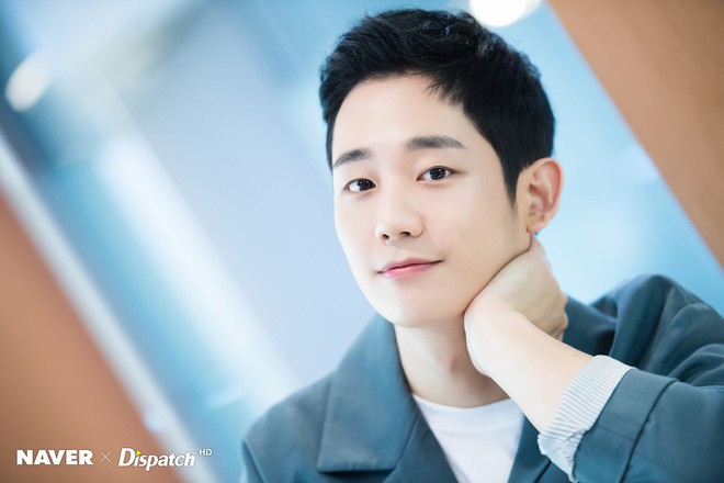 Dispatch tung bộ ảnh zoom đến từng lỗ chân lông của Jung Hae In: Đẳng cấp mỹ nam khiến chị đẹp mê mẩn là đây? - Ảnh 2.