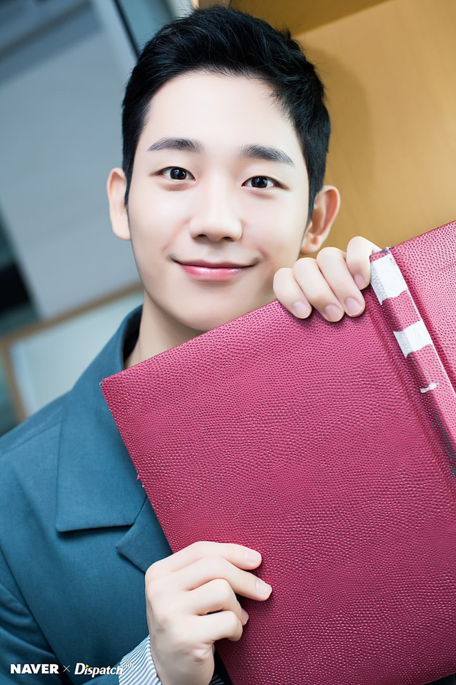Dispatch tung bộ ảnh zoom đến từng lỗ ch&acirc;n l&ocirc;ng của Jung Hae In: Đẳng cấp mỹ nam khiến chị đẹp m&ecirc; mẩn l&agrave; đ&acirc;y? - Ảnh 5.