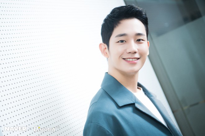 Dispatch tung bộ ảnh zoom đến từng lỗ ch&acirc;n l&ocirc;ng của Jung Hae In: Đẳng cấp mỹ nam khiến chị đẹp m&ecirc; mẩn l&agrave; đ&acirc;y? - Ảnh 9.